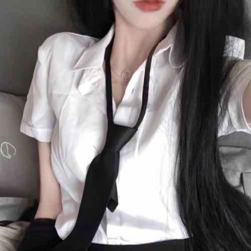 俏皮女学生 封面
